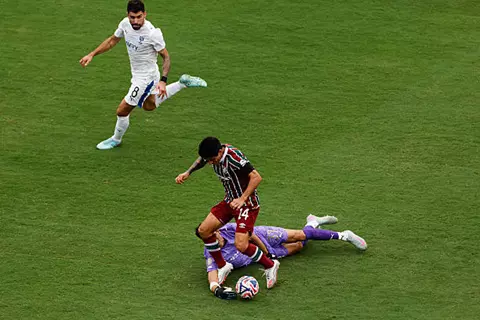 تصدي بونو ومشجع من نوع خاص في المدرجات.. أبرز لقطات مباراة الهلال وفلومينينسي (صور)